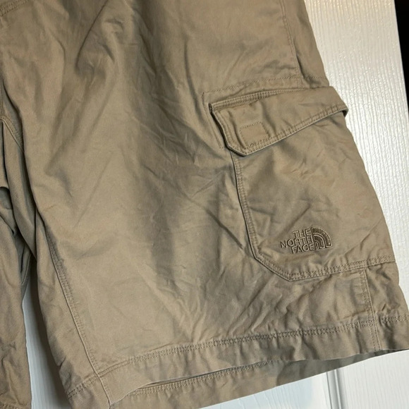 The North Face men’s tan 10” inseam cargo shorts size large - Picture 4 of 9